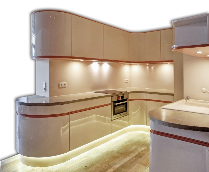 Higloss-Design Küche in weiß und mit einem durchgehenden roten Streifen und diversen Lichtern.