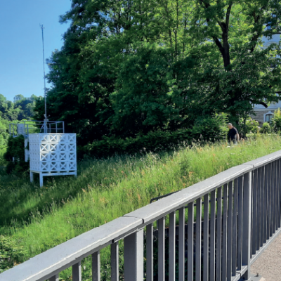 5 Jahre CUBE in Annaberg-Buchholz 6 Querformat Bild von dem Ort, an dem unser Cube steht, man sieht ihn mittig-links im Gras stehen.