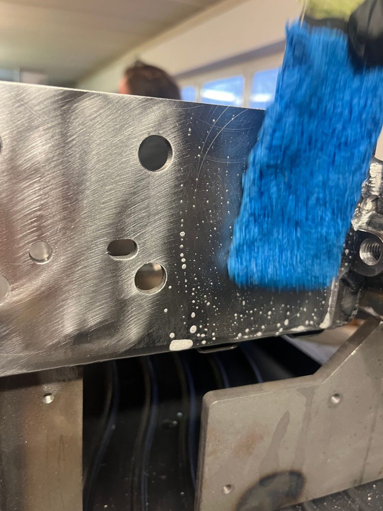 Tampongalvanisierung 2 Bearbeitung eines Metallteiles für die Tampongalvanisierung
